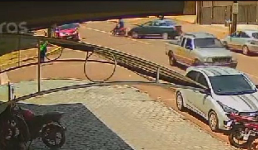 Vídeo mostra carro realizando conversão na Rua Jacarezinho e batendo com Honda Biz