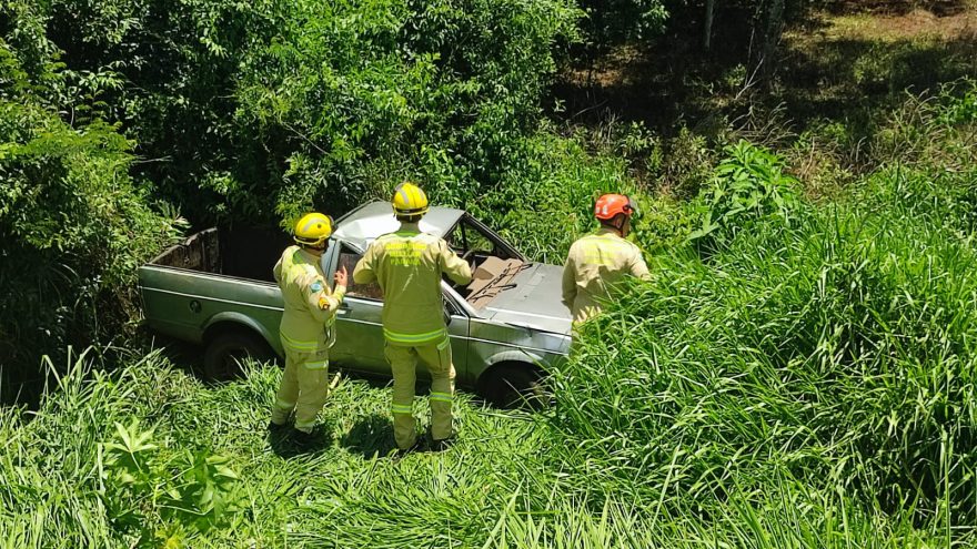 Homem fica ferido após capotar veículo na rodovia PR-180, em Cascavel