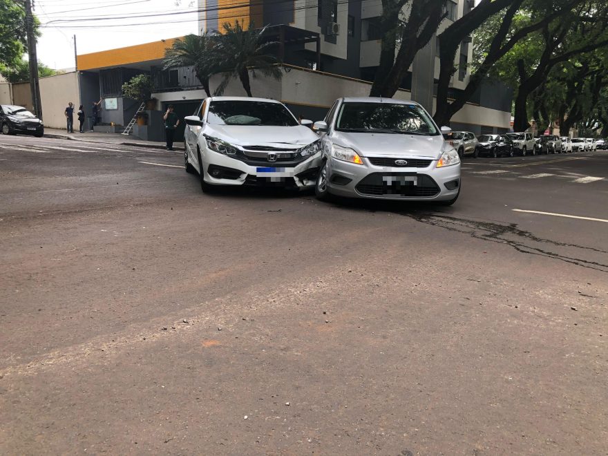 Civic e Focus colidem em cruzamento no Centro