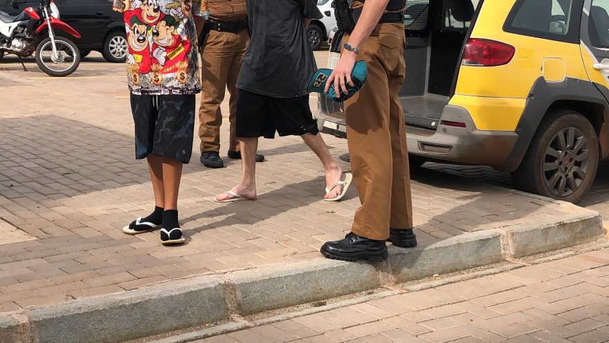 Adulto e adolescente são flagrados fumando maconha na Praça do Floresta
