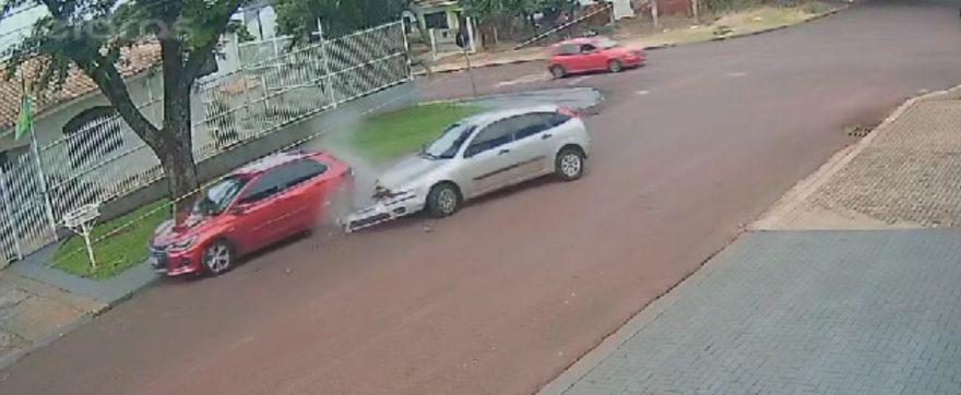 Câmera de segurança registra acidente na Rua Natal