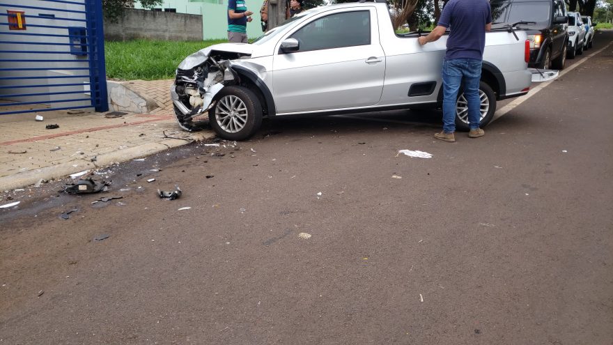 Meninos ficam feridos em acidente entre Saveiro e Hilux Surf no Santo Onofre