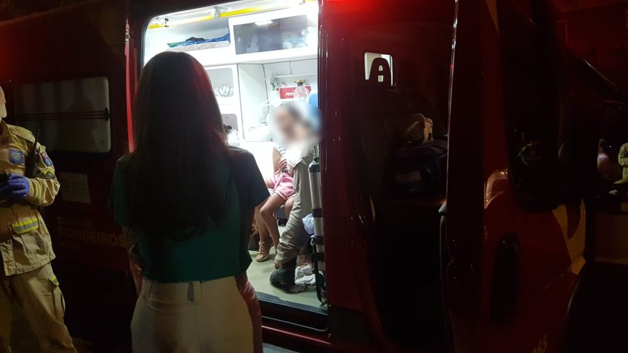 Criança de seis anos fica ferida ao cair em parque de escola