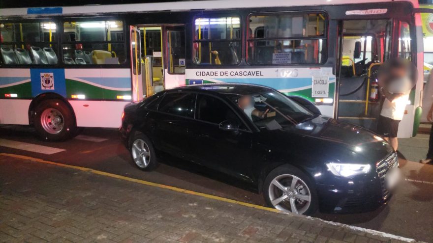 Passageira de ônibus fica ferida em acidente na Rua Presidente Juscelino Kubitscheck