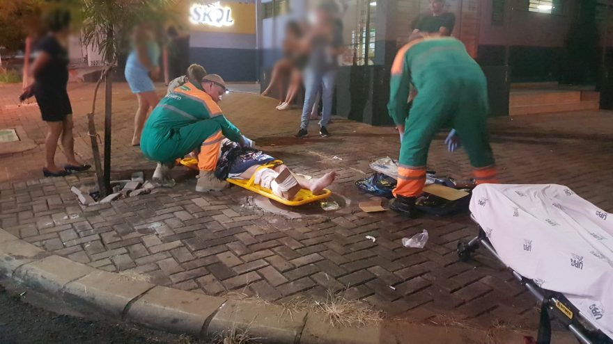 Mulher fica gravemente ferida em colisão entre carro e moto no bairro Coqueiral