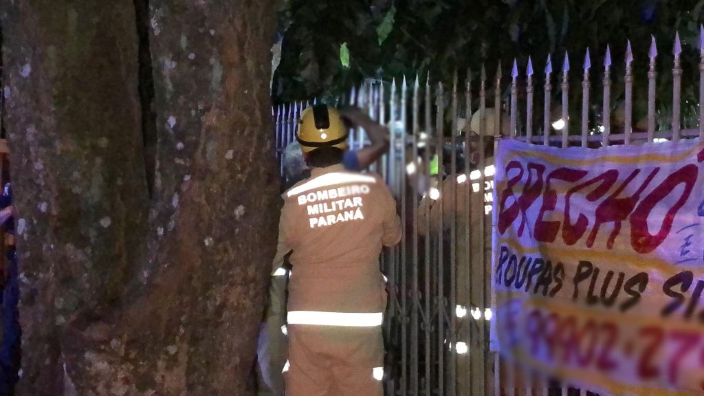 Homem passa mais de uma hora com o braço “espetado” na grade de portão ao cair de árvore no bairro Tropical