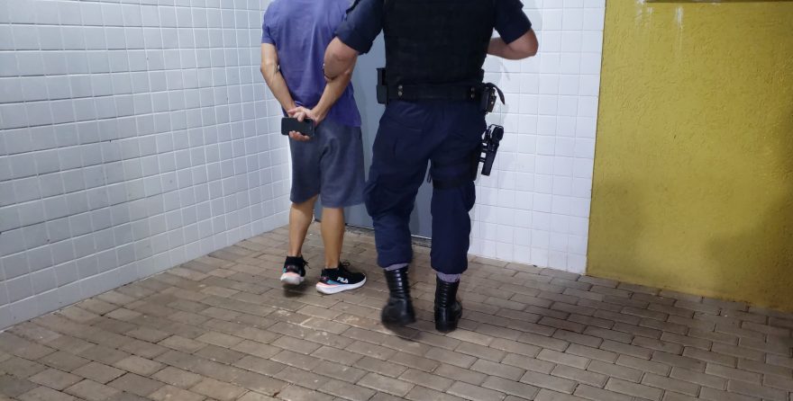 Homem com mandado de prisão por descumprimento de medida protetiva é detido no Centro