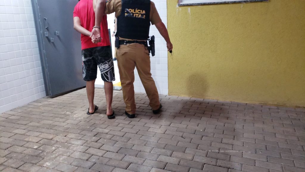 Homem é detido após agredir companheira com chutes no bairro Santa Cruz