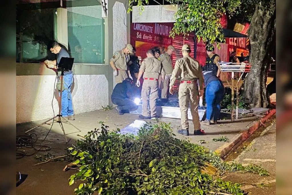 Homem de 42 anos morre eletrocutado ao podar árvore à noite