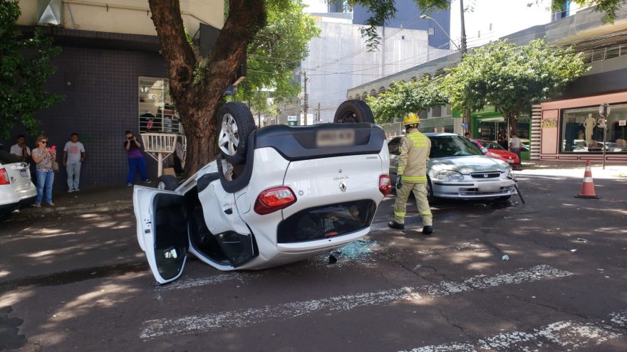 Kwid capota após colisão no Centro