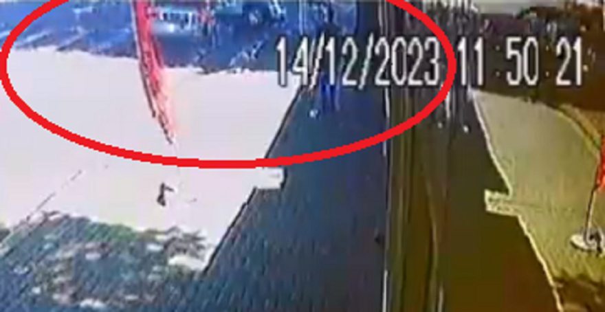 Veja momento em que carro capota na Rua Paraná