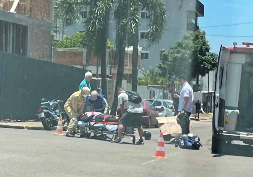 Jovem fica ferido após colisão no cruzamento das Ruas Fortaleza e Nereu Ramos, no Centro