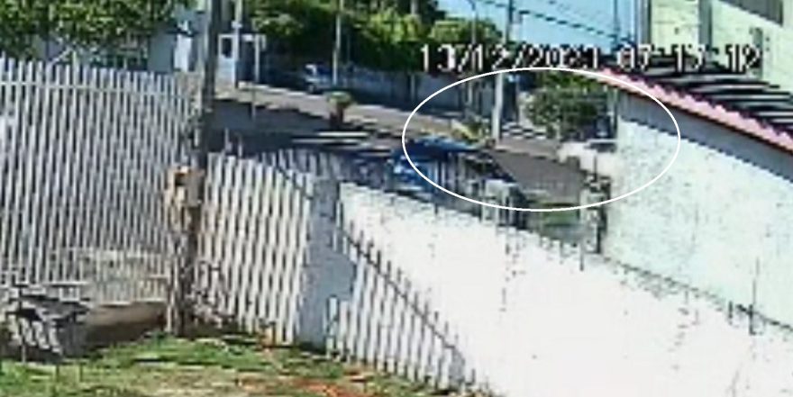 Câmera flagra acidente que deixou mulher ferida no Cascavel Velho