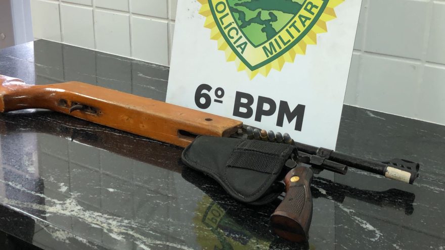 Jovem de 26 anos é detido pela Polícia Militar com armas de fogo
