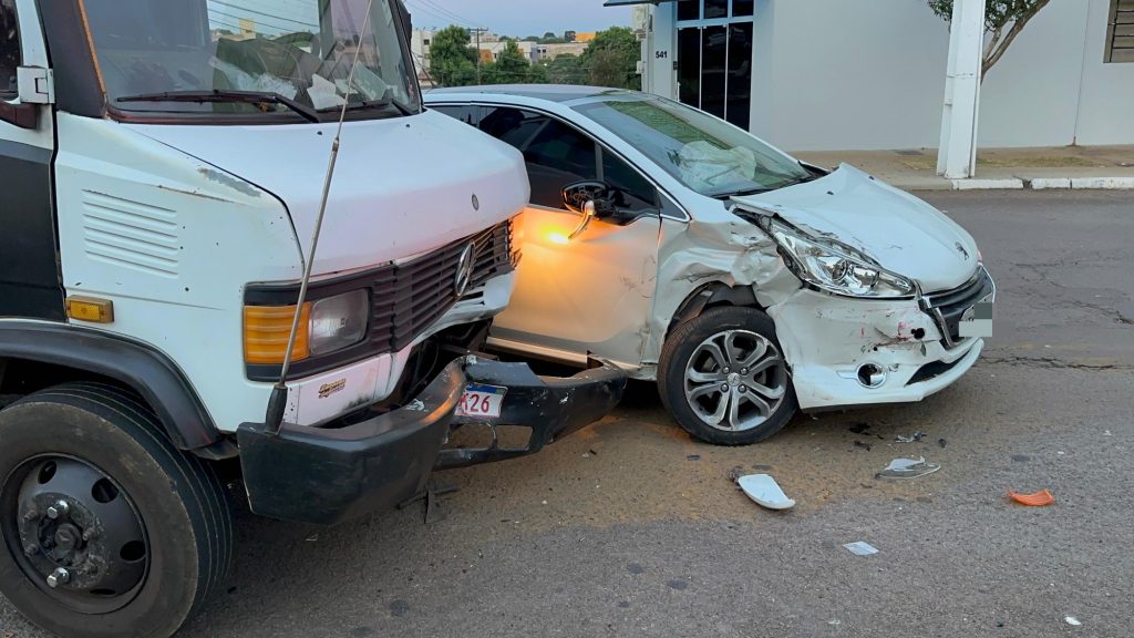 Carro e caminhão colidem no centro de Cascavel