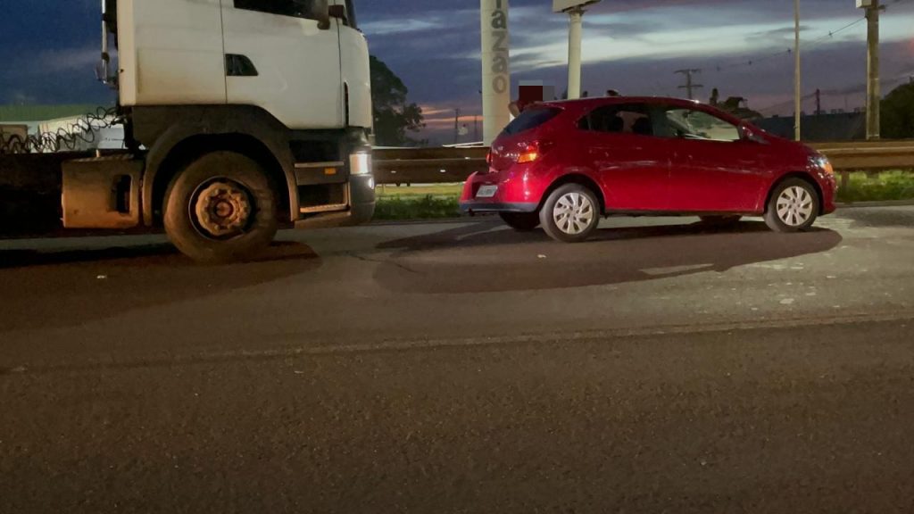 Acidente entre carro e caminhão é registrado no Trevo Cataratas