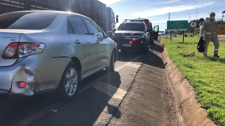 Motociclista quebra o braço após colisão com carro na BR-277