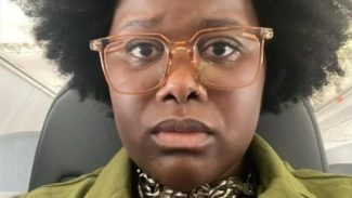 Cantora denuncia racismo por 'revista' no cabelo em aeroporto; deputados pedem investigação Cantora denuncia racismo por 'revista' no cabelo em aeroporto; deputados pedem investigação