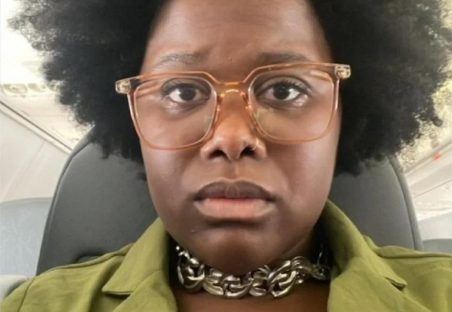 Cantora denuncia racismo em aeroporto do Rio: ‘Acabaram de revistar meu cabelo’; Infraero nega Imagem referente a Cantora denuncia racismo em aeroporto do Rio: ‘Acabaram de revistar meu cabelo’; Infraero nega