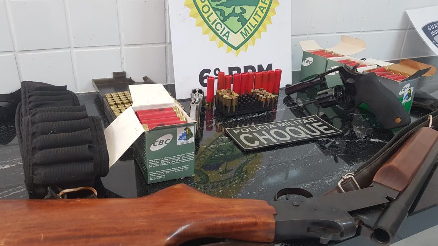 Durante cumprimento de mandado, Choque apreende armas de fogo e munições em Ouro Verde do Piquiri