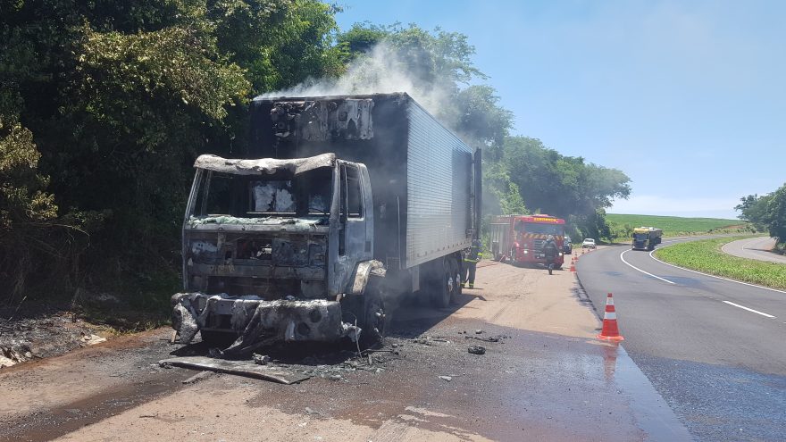 Bombeiros combatem incêndio em caminhão na rodovia BR-467