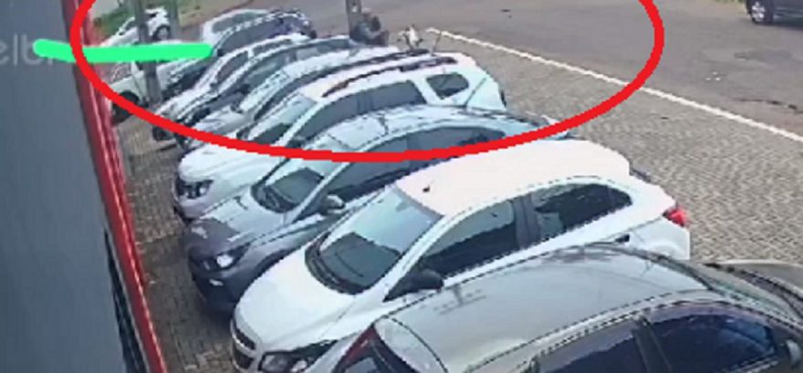 Ladrão é flagrado furtando objetos de dentro de veículo no Coqueiral