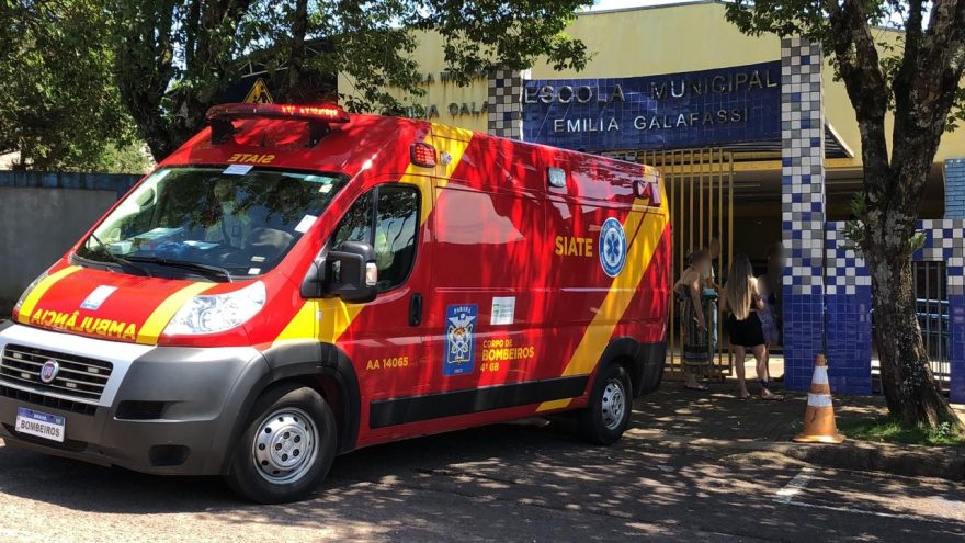 Siate socorre mulher que bateu a cabeça no interior da Escola Emília Galafassi