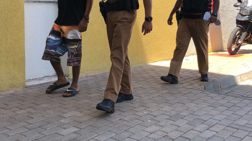 Adolescente é flagrado fumando maconha e acaba apreendido