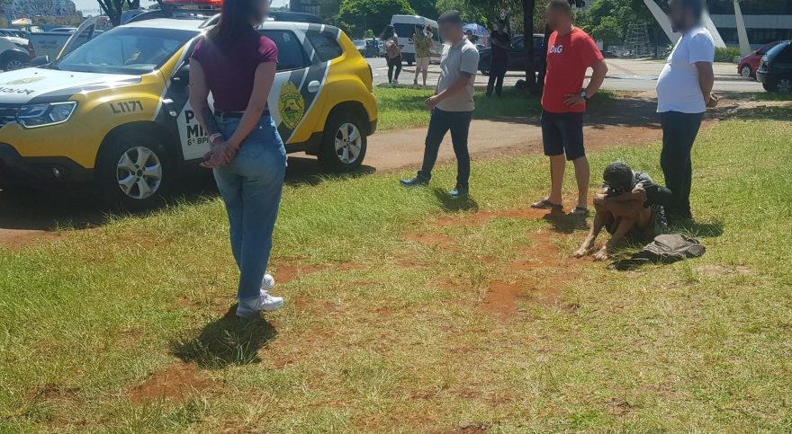 Homem é preso após derrubar mulher e tentar furtar bolsa no Centro