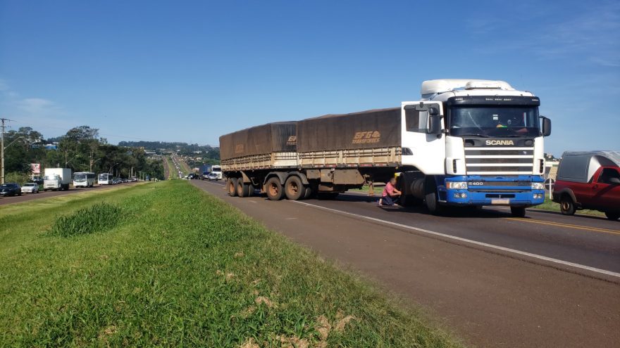 Carreta bitrem quebra e deixa trânsito caótico na BR-277, em Cascavel