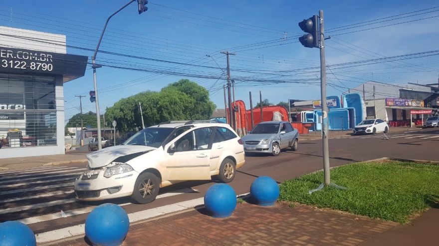 Veículos ficam danificados em acidente na Avenida Barão do Rio Branco