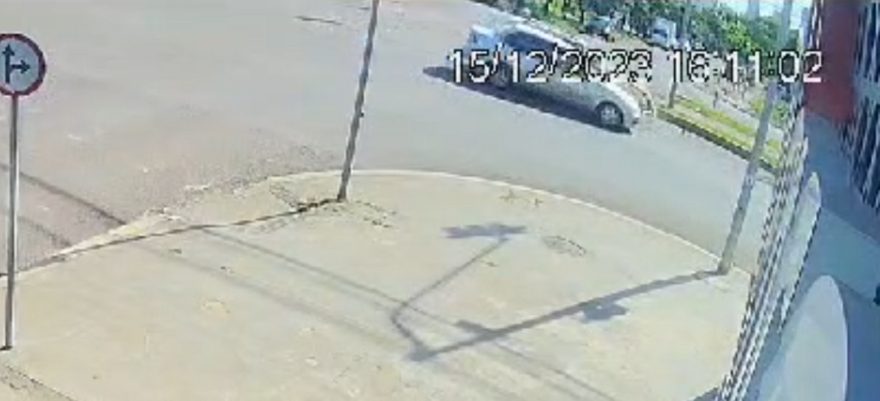 Câmera de segurança registra acidente na Avenida Barão do Rio Branco