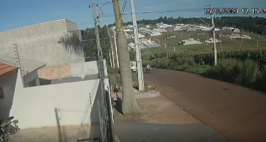 Motorista abre porta de carro e atinge motociclista, no Florais do Paraná
