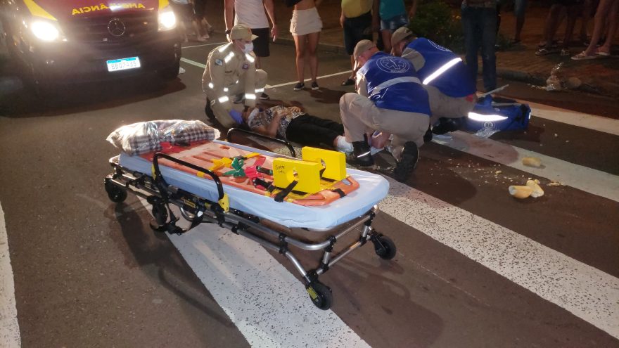 Idosa de 74 anos fratura duas pernas ao ser atropelada na faixa de pedestres no Guarujá