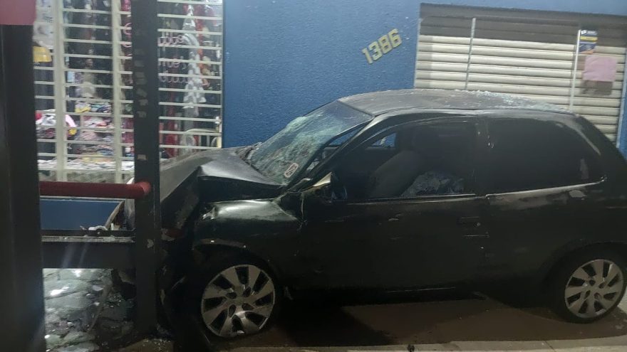 Corsa destrói ponto de ônibus e fachada de loja na rua Europa; motorista fugiu do local