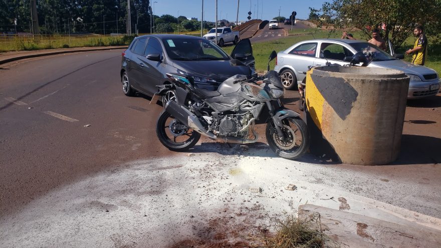 Carro e moto se envolvem em colisão no viaduto da Avenida Olindo Periolo