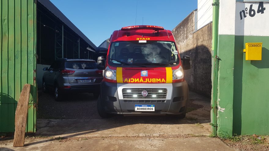 Homem quebra a perna em dois lugares durante partida de futebol