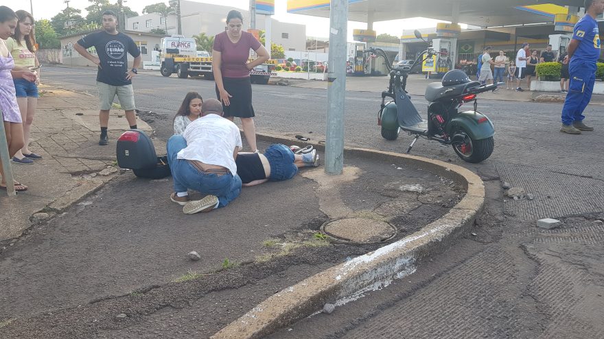 Violenta colisão entre patinete elétrico e caminhonete é registrada na Avenida Carlos Gomes