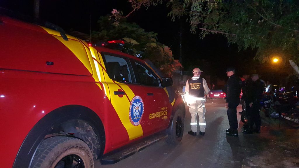 Homem é atingido por vários disparos de arma de fogo; cachorro dele também foi atingido e morreu, no Santa Cruz