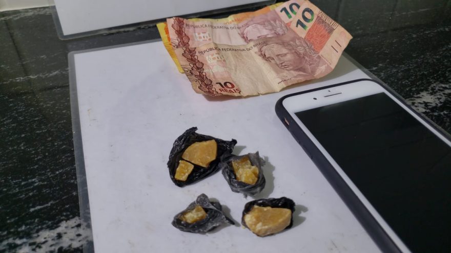 Jovem é detido por posse de drogas durante abordagem em Cascavel