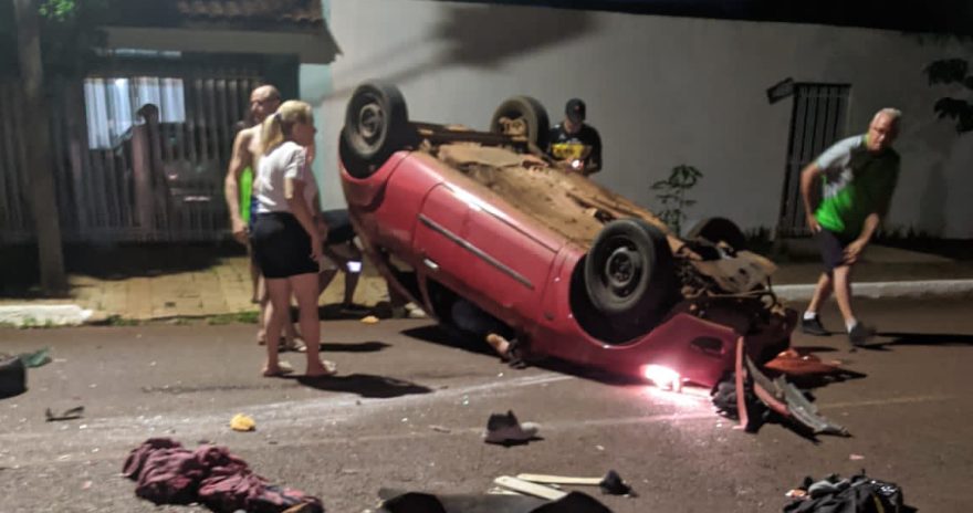 Acidente de Trânsito em Santa Teresa: Motorista colide com veículo estacionado