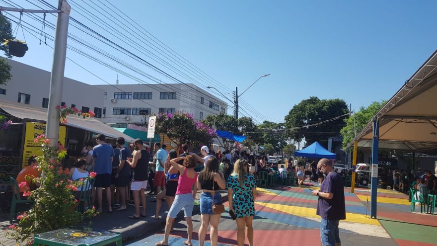 Domingo ensolarado com Feira do Teatro em Cascavel