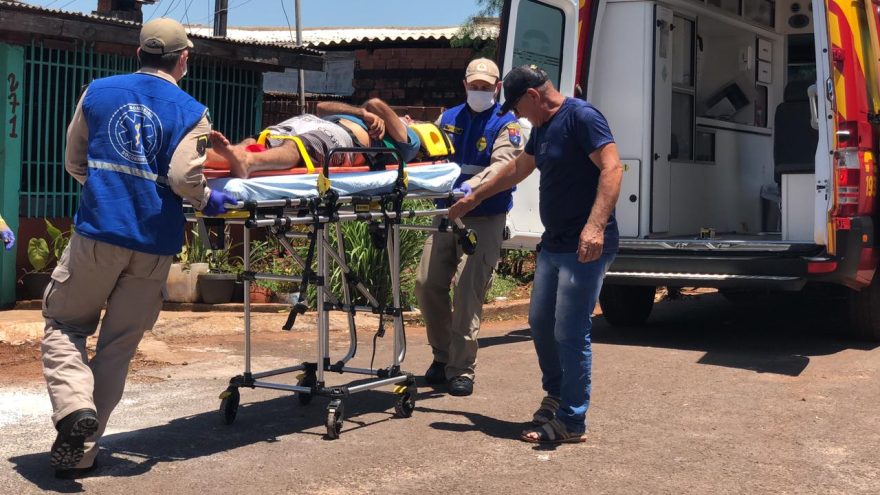 Homem cai do telhado enquanto fazia manutenção no Cascavel Velho