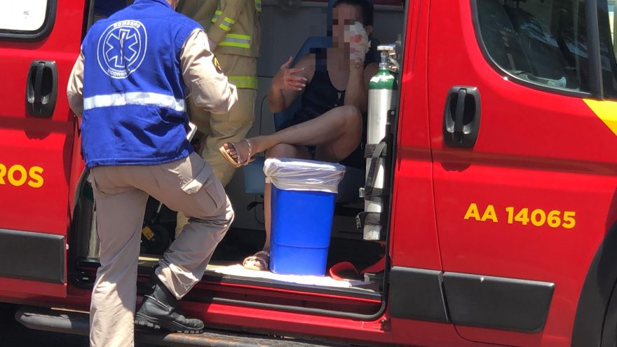 Mulher machuca a mão ao cair de escada no Brasmadeira