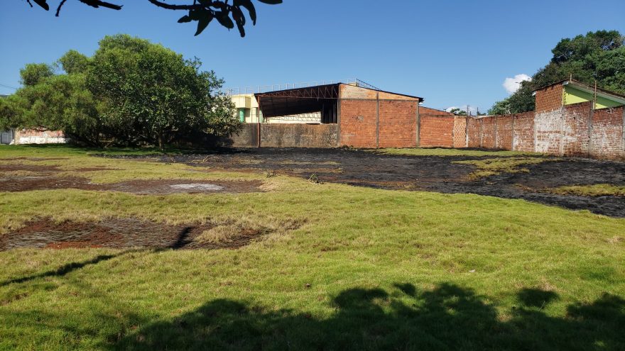 Bombeiros combatem incêndio na Rua Siqueira Campos no São Cristóvão