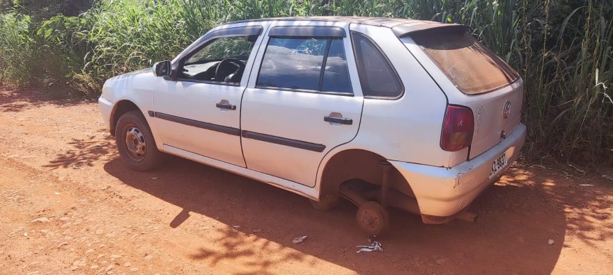 Gol com alerta de furto é encontrado na área rural de Cascavel