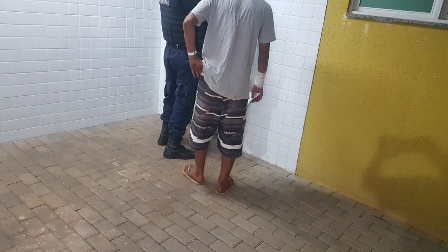 Homem é preso após ameaçar ex-companheira e quebrar vidro do carro da vítima no soco
