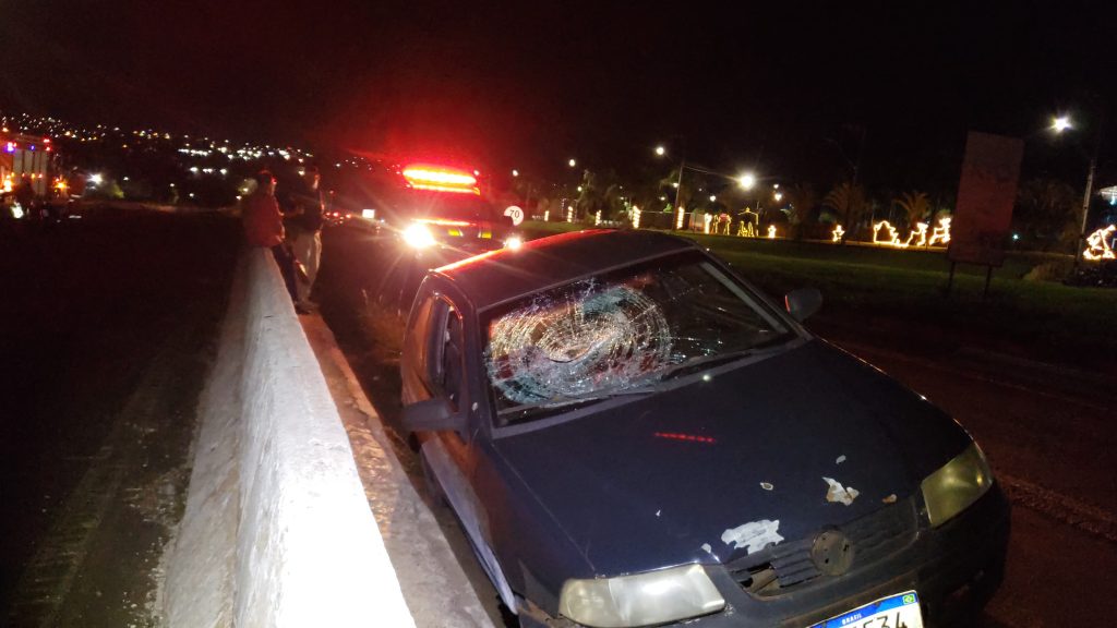 Gol cai na canaleta da BR-277 ao ser atingido por objeto no para-brisa