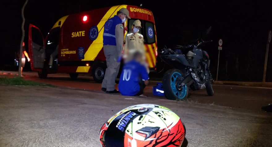 Jovem passa reto na rotatória e sofre queda de motocicleta no Santo Inácio