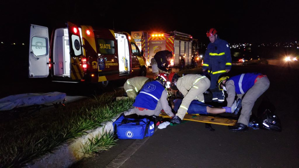 Piloto de Harley Davidson fica ferido ao atingir meio-fio na marginal da BR-277
